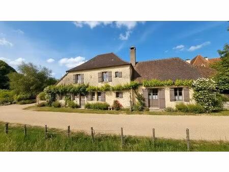 en périgord noir  dans un village classé  propriété de caractère avec maison principale ..