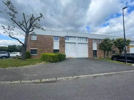 vente local d’activités lisses 91090 675m²