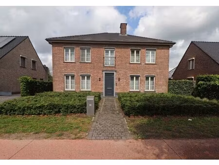een prachtige ruime villa met garage en tuin.
