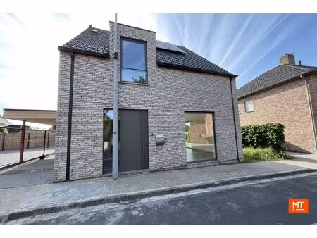 nieuwbouwwoning te huur met 3 ruime slaapkamers en carport