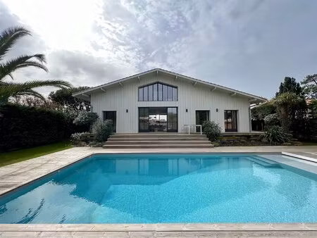 villa d'exception  beau terrain avec piscine  terrasses