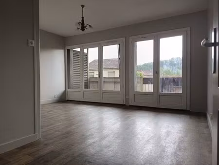 exclusivité : bel appartement lumineux de 2 chambres traversant avec double balcon