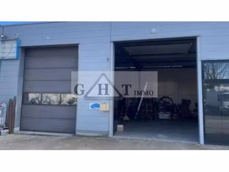 300 m² entrepot terrain sur 3700 m² de parcelle