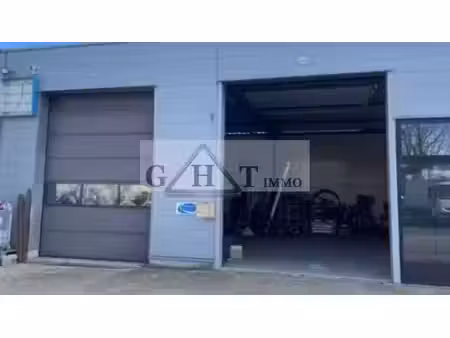 300 m² entrepot terrain sur 3700 m² de parcelle