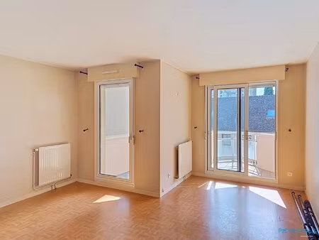 proche hotel de ville