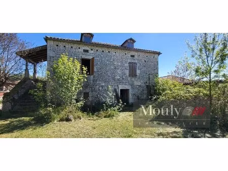 maison en pierre avec sa dependance dans un petit hameau