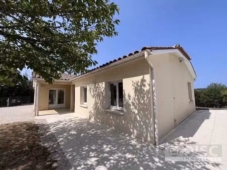 belle maison de plain-pied sur grand terrain clôturé avec piscine et garage