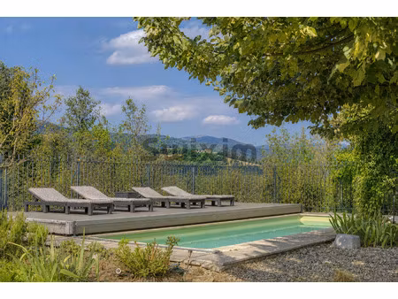mas avec piscine dominant la vallée