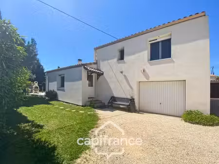 maison familiale d'environ 100 m2 avec piscine  terrain arboré et grand garage au calme de