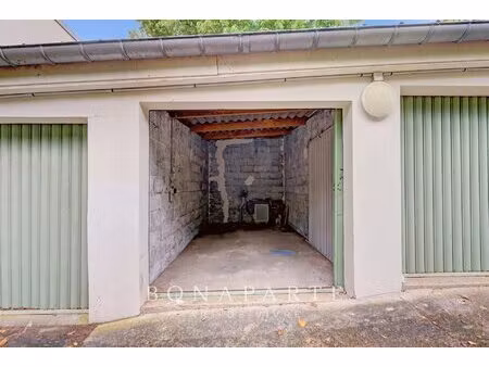montretout ultra centre  box fermé au sein d'une copropriété sécurisée