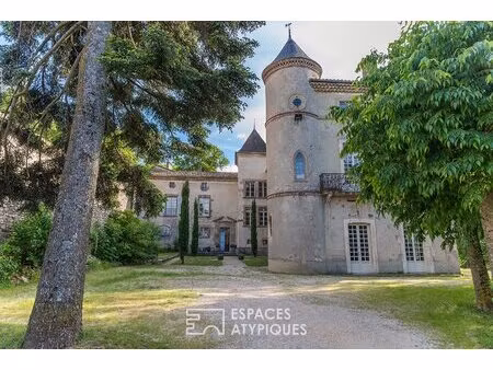 la vie de château réinventée au coeur d'un village perché.
