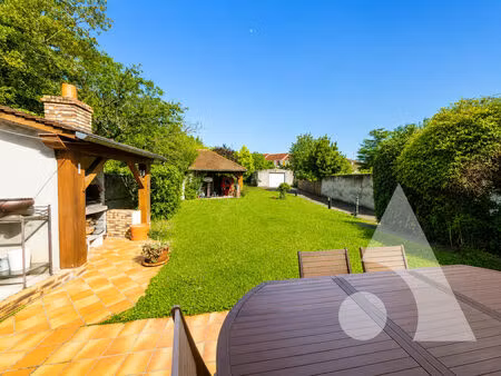 maison familiale avec sous sol total et grand garage individuel.