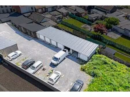 terrain de 1 215 m² avec 12 garages + 8 parkings