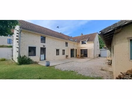 maison rénovée avec terrain d'environ 165m² habitables.