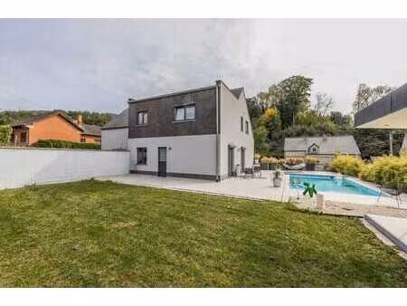 maison spacieuse avec piscine dans un environnement paisible