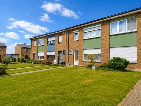maison avec jardin et garage dans un quartier clalme