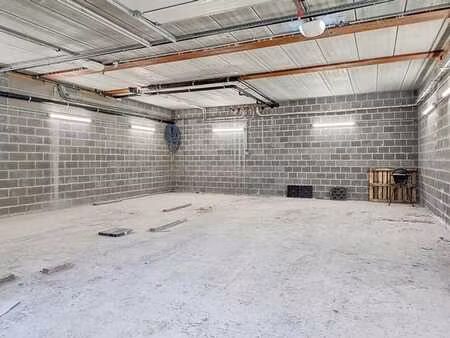 très bel entrepôt de 80m² avec double porte!