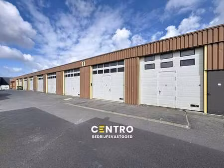 goed gelegen loods (ca.120 m2) met elektrische sectionaal...