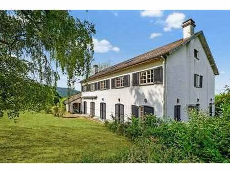 superbe villa  au calme  offrant de très beaux volumes