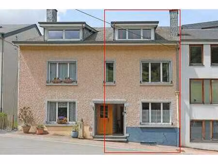 maison face au château