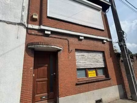 une maison avec dépendances et cour.
