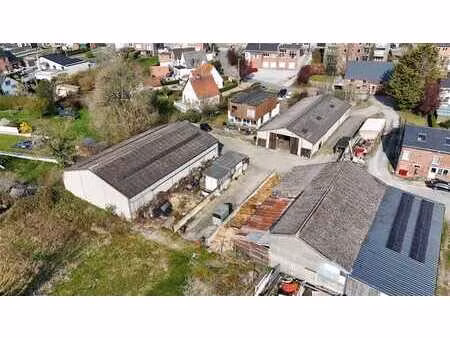 ensemble immobilier sur vaste terrain