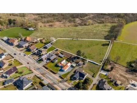 grande maison avec écuries pour chevaux sur environ 85 ares