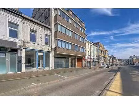 en plein centre-ville  bonne maison de commerce (poss. habit