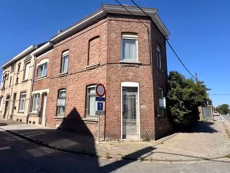 maison à fort potentiel avec 2 garages à fort potentiel!