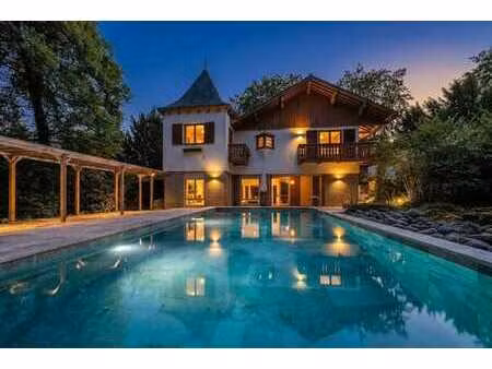 superbe villa nichée au mont de l'enclus.