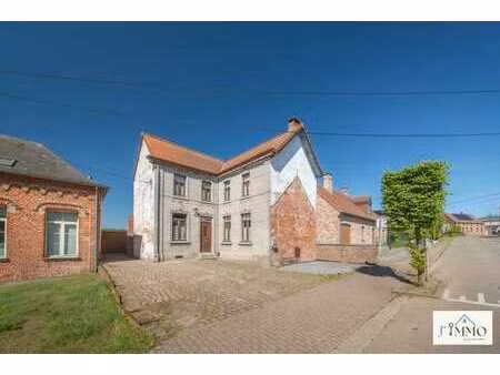 maison avec grand terrain et potentiel de 5 chambres