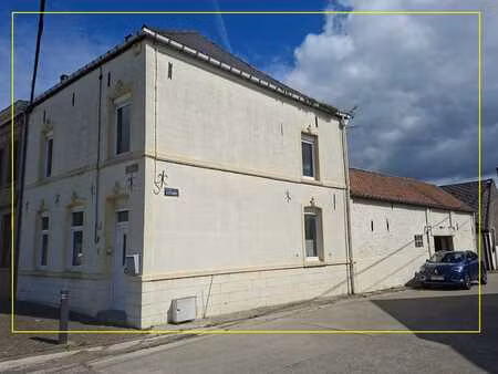 maison avec son grand garage  3 chambres- faire offre apd 19