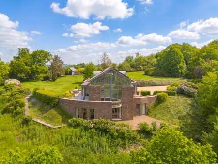 propriété intemporelle sur les hauteurs avec vue panoramique