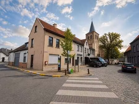 karaktervolle dorpswoning met ruime bijgebouwen en tal va...