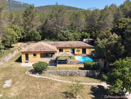 maison contemporaine de plain-pied avec piscine à besse-sur-issole