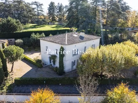 dominant la plaine du forez  à moins de 1 h de lyon  une bâtisse de style 18e s.  une...