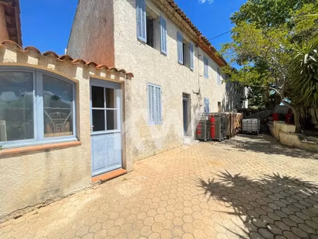 maison traditionnelle avec entrepot + garage + exterieur