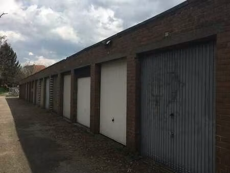 (2) garages fermés à louer à châtelet (65€)