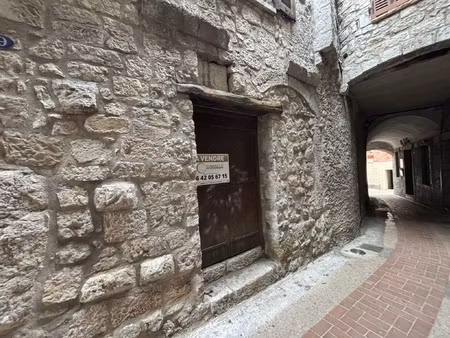 cave / local centre du village de peille