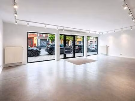 surface de caractère avec grande vitrine +/- 100m2