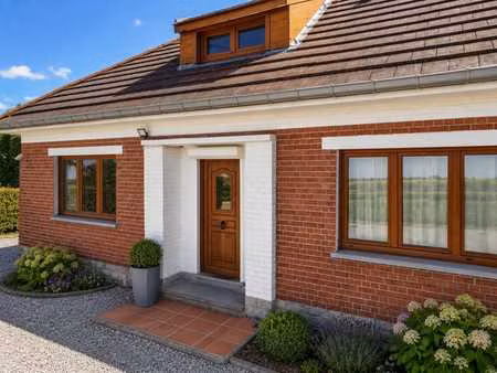 charmante maison avec de beaux espaces extérieurs