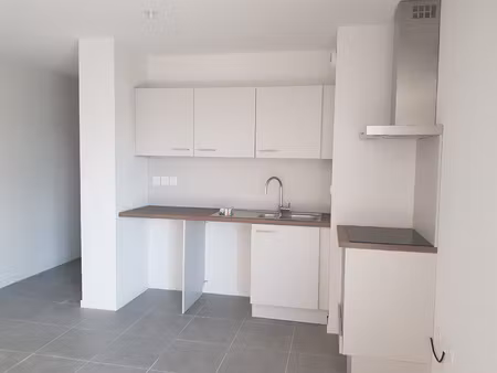 lumineux t3 de 61 m2 avec terrasse de 11 m2 et 2 places de