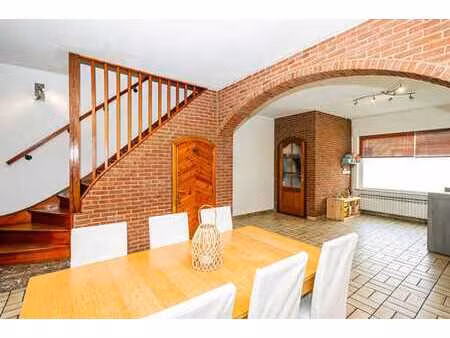 maison 4 chambres avec garage et beau jardin!