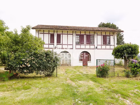 maison atypique à la campagne/ 3 chambres/ garage/ grands espaces de rangement et jardin