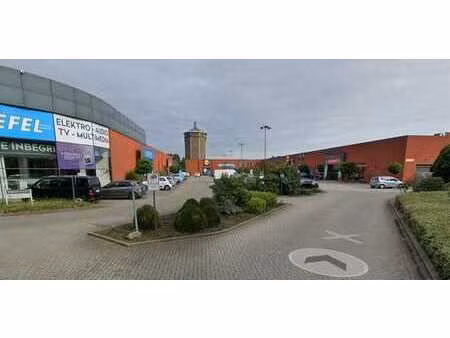 commercieel gebouw van 1.826 m² te huur op sterke retaill...