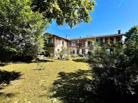maison de caractère dans un parc