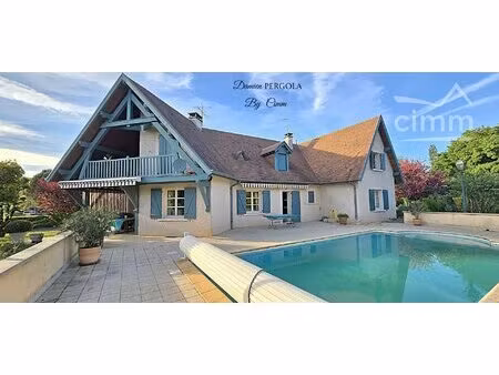 demeure familiale d'environ 216 m² avec piscine située à montign