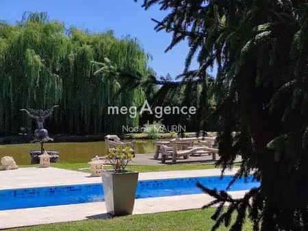 propriété de sologne avec un étang et une piscine