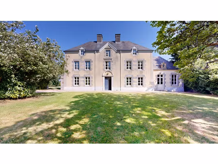 propriété de caractère du xviiie siècle avec piscine et dépe