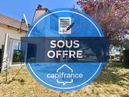 maison mitoyenne de 90 m2  terrain de 785 m2  3 chambres  garage de 26 m2  source  cave  t